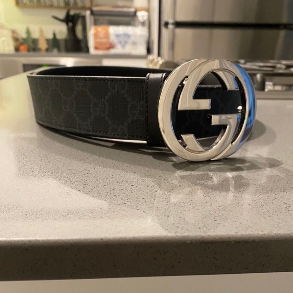 Gucci Belt, worn twice. Still brand new paid over 500$ for it.Have box& receipt